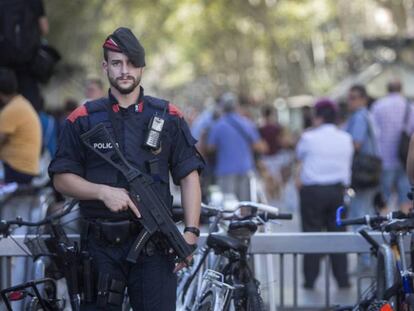 Un agente patrulla en Las Ramblas, este viernes.