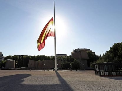 La bandera de la Plaza de Colón de Madrid ondea a media asta en homenaje a los víctimas de los atentados de Cataluña.