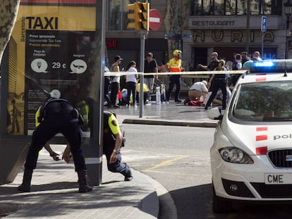 La policía investigando en el lugar del atentado.