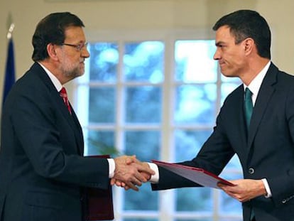 Rajoy y Sánchez se estrechan la mano tras la firma del pacto antiterrorista en La Moncloa.