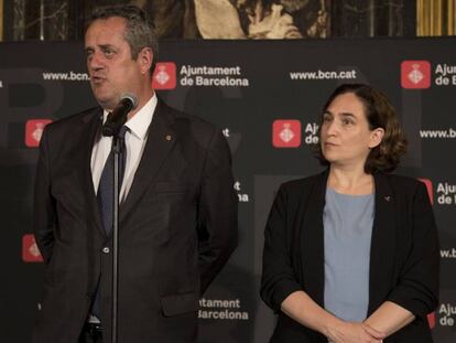 El consejero de Interior catalán, Joaquim Forn, y la alcaldesa de Barcelona, Ada Colau.