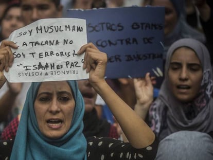 Concentración de ciudadanos musulmanes en Barcelona en contra de los atentados de La Rambla y Cambrils.