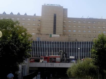 Coches de bomberos en la fachada del hospital, este domingo.