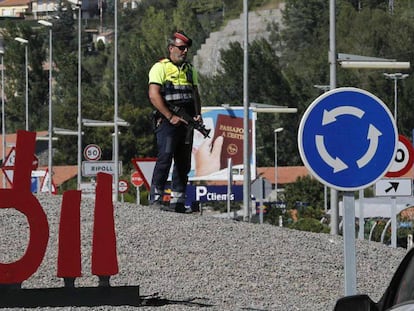 Control policial en Ripoll este domingo. En vídeo, cómo se radicalizó el imán de Ripoll.