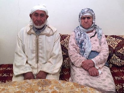 Aqbouch Aboyaaqoub y Hychami Charifa, abuelos del sospechoso en busca y captura, en su casa de Marruecos.