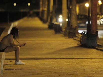 Una joven, ayer en el paseo donde fue vista Diana Quer por última vez.