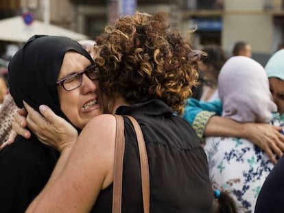 Familiares de los presuntos terroristas y miembros de la comunidad musulmana de Ripoll se concentran en rechazo a los atentados.