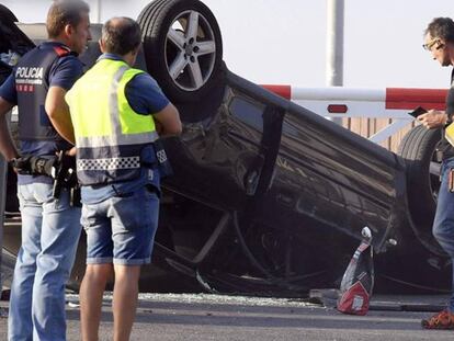 Policías junto al Audi A3 con el que cinco terroristas irrumpieron en Cambrils. Los cinco murieron por disparos de la policía.