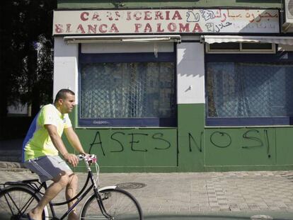 Pintada islamófoba en una carnicería árabe en Sevilla, este martes.