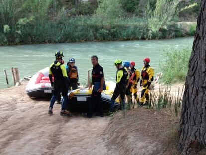 Miembros del operativo de rescate en el río Cabriel, en Valencia.