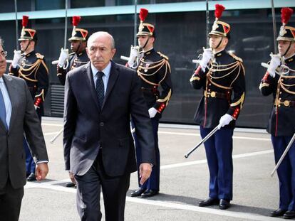 El ministro del Interior, Juan Ignacio Zoido, y su homólogo francés, Gerard Collomb, pasan revista a las tropas este miércoles en París.