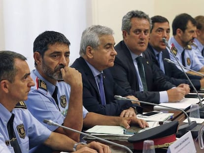 El mayor de los Mossos d'Esquadra, Josep Lluís Trapero, acompañado de Joaquim Forn en la reunión del gabinete antiterrorista.