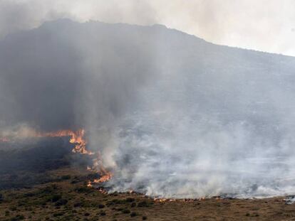 El fuego avanza en Iruela, una de las localidades de la comarca de La Cabrera (León) afectada por el incendio.