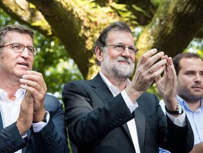 Mariano Rajoy y Alberto Núñez Feijóo, este domingo, en el acto de apertura del curso político con militantes del PP en Cotobade (Pontevedra).