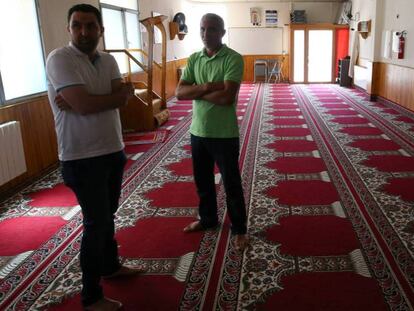 El presidente de la comunidad islámica Annour de Ripoll, Ali Yassine (a la izquierda), y su portavoz, Hamid Barbach, en la mezquita donde predicaba Es Satty. En vídeo, los detenidos que quedaron en libertad, acuden a la comisaría este lunes.