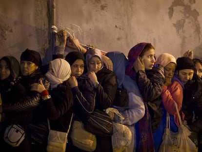 Varias porteadoras esperan en la cola de la frontera de Ceuta el año pasado.