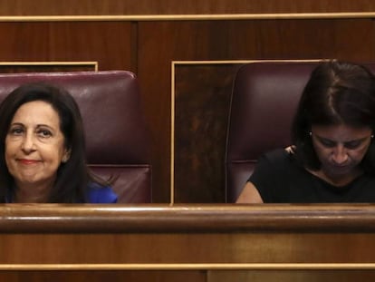 La portavoz del PSOE en el Congreso, Margarita Robles, y la número dos del partido, Adriana Lastra, en el pleno de este miércoles.