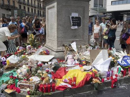 Uno de los altares montados en La Rambla de Barcelona en homenaje a las víctimas del atentado.