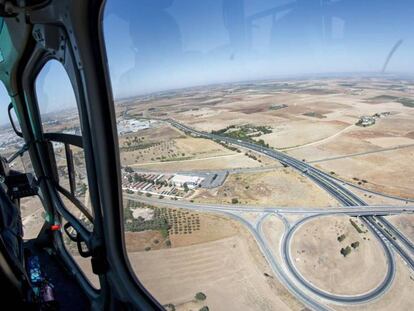 Un agente de tráfico vigila la carretera desde un helicóptero con radar Pegasus.