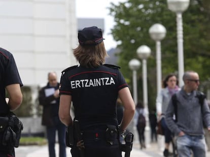 Una pareja de agentes de la Ertzaintza, de patrulla por las calles de San Sebastián.