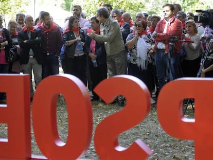 FOTO: La vicesecretaria general del PSOE, Adriana Lastra, y el expresidente José Luis Rodríguez Zapatero (ambos en el centro), este sábado en la Fiesta de la Rosa de Boñar (León). / VÍDEO: Declaracione de Zapatero sobre el independentismo.