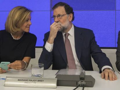 Mariano Rajoy junto con María Dolores de Cospedal, en la reunión de la Junta Directiva del PP.