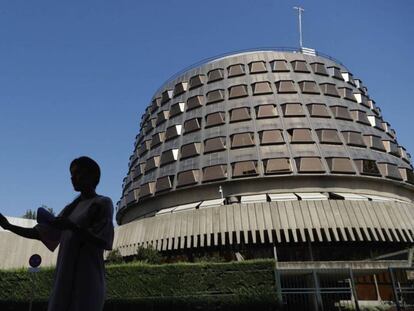 Vista del exterior del edificio del Tribunal Constitucional, donde los magistrados están reunidos desde las diez de la mañana.