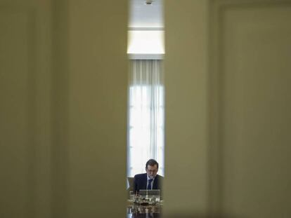 El presidente del Gobierno, Mariano Rajoy, durante la reunión extraordinaria del Consejo de Ministros celebrada el viernes. Emilio Naranjo EFE. En vídeo, declaraciones del presidente de la Generalitat.