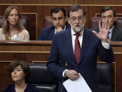Mariano Rajoy y Soraya Sáez de Santamaría en la sesión de control de este miércoles.