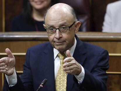 El ministro de Hacienda, Cristóbal Montoro, interviene en el Congreso.