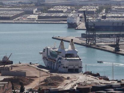 El Crucero Rapshody amarrado en el puerto de Barcelona que servirá de alojamiento a los policías desplazados para impedir el referéndum.