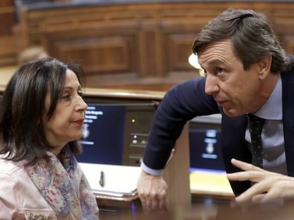 Margarita Robles y Rafael Hernando durante el Pleno en el Congreso. En vídeo, declaraciones del presidente del Gobierno, Mariano Rajoy.