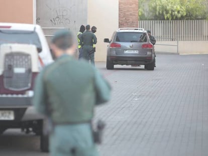 Miembros de la Guardia Civil, durante la operación.