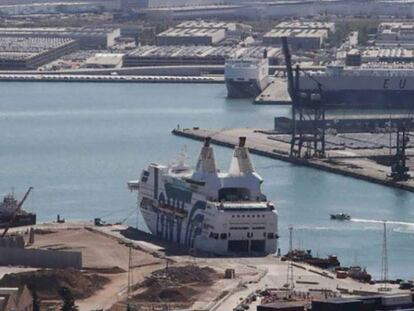 El Crucero Rapshody amarrado en el puerto de Barcelona. En vídeo, la acción policial de la Guardia Civil y los Mossos.