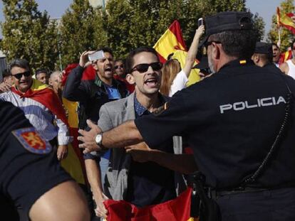 Un grup de persones increpen els assistents a l'assemblea de càrrecs públics de Podem a Saragossa.