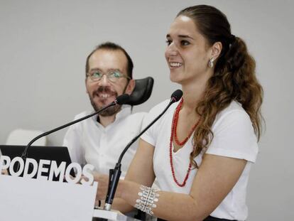 Pablo Echenique y Noelia Vera, tras la reunión de la dirección de Podemos. En vídeo, Echenique dice que pedirán explicaciones a Zoido en el Congreso por el uso de los recursos policiales.