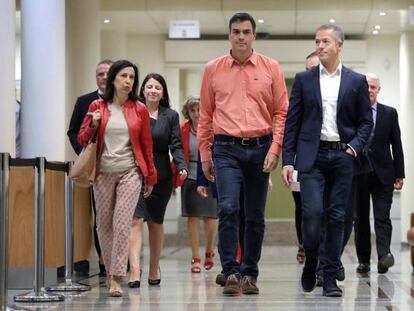 FOTO: Pedro Sánchez, entre los portavoces parlamentarios del PSOE, Margarita Robles y Ander Gil. / VÍDEO: Sánchez pide “prudencia” al fiscal general con Cataluña.