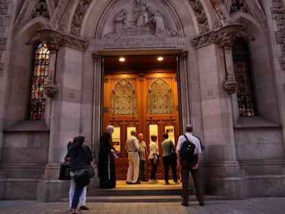 Algunos fieles entran en la iglesia de Nuestra Señora de Pompeya, en Barcelona, para asistir a la "Plegaria por el referéndum".