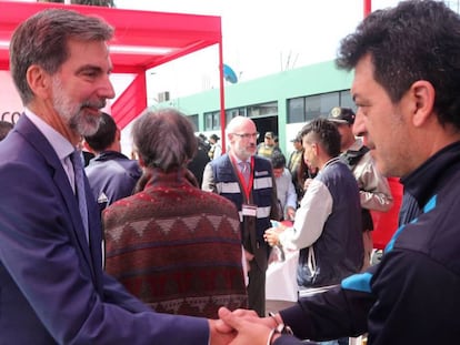 El embajador de España en el Perú, Ernesto de Zulueta, saluda a uno de los presos españoles.