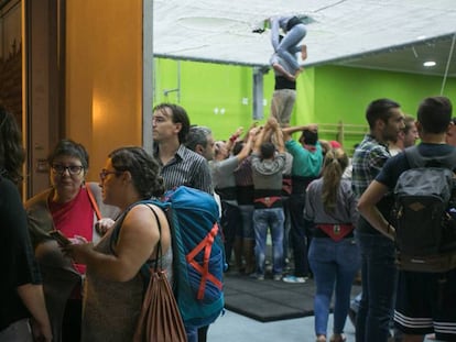 Los castellers de Sants ensayan en la escuela Jaume I, ocupada para asegurar el centro como colegio electoral en el referéndum.