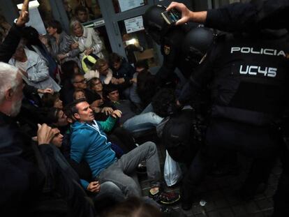 Agentes de la Policia Nacional desalojan el instituto Jaume Balmes, en Barcelona.