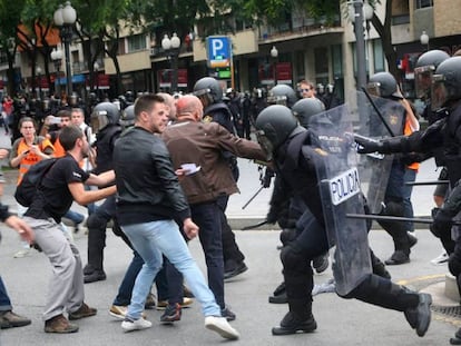 Agentes de la policía nacional intentan retirar a los concentrados en el instituto IES Tarragona.