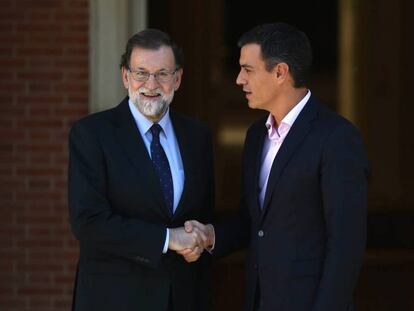 Mariano Rajoy recibe a Pedro Sánchez en La Moncloa.
