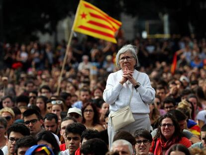 Imagen de una de las concentraciones del día 2 de octubre en la Plaza Cataluña. En el vídeo, Margaritis Schinas, portavoz de la Comisión Europea.