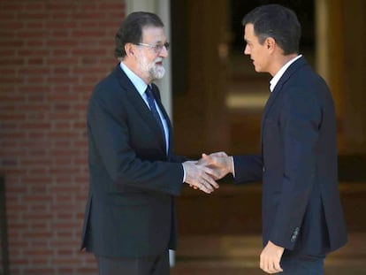 Rajoy y Sánchez, este lunes en La Moncloa.