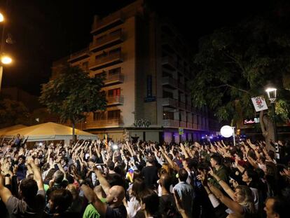 Protesta anoche frente al hotel donde se alojan los policías en Pineda de Mar.