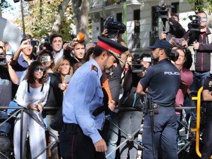 El jefe de los Mossos d'Esquadra, Josep Lluís Trapero, a su salida de la Audiencia Nacional. En el vídeo, declaraciones de los presidentes de ANC y Òmnium Cultural a su salida de la Audiencia Nacional.