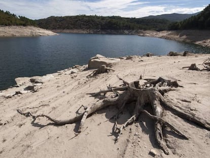La Confederación Hidrográfica del Miño-Sil decretó el 2 de octubre la alerta por sequía. En la imagen el embalse de Linsoso (Lobios, Ourense).