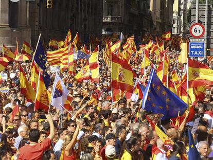 Decenas de asistentes a la manifestación convocada por Societat Catalana abuchean a Pablo Iglesias en la estación de Sans, en Barcelona.