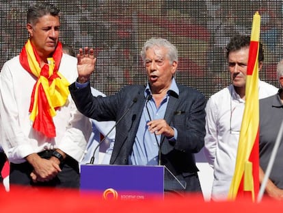 Mario Vargas Llosa interviene este domingo al término de la manifestación en Barcelona.